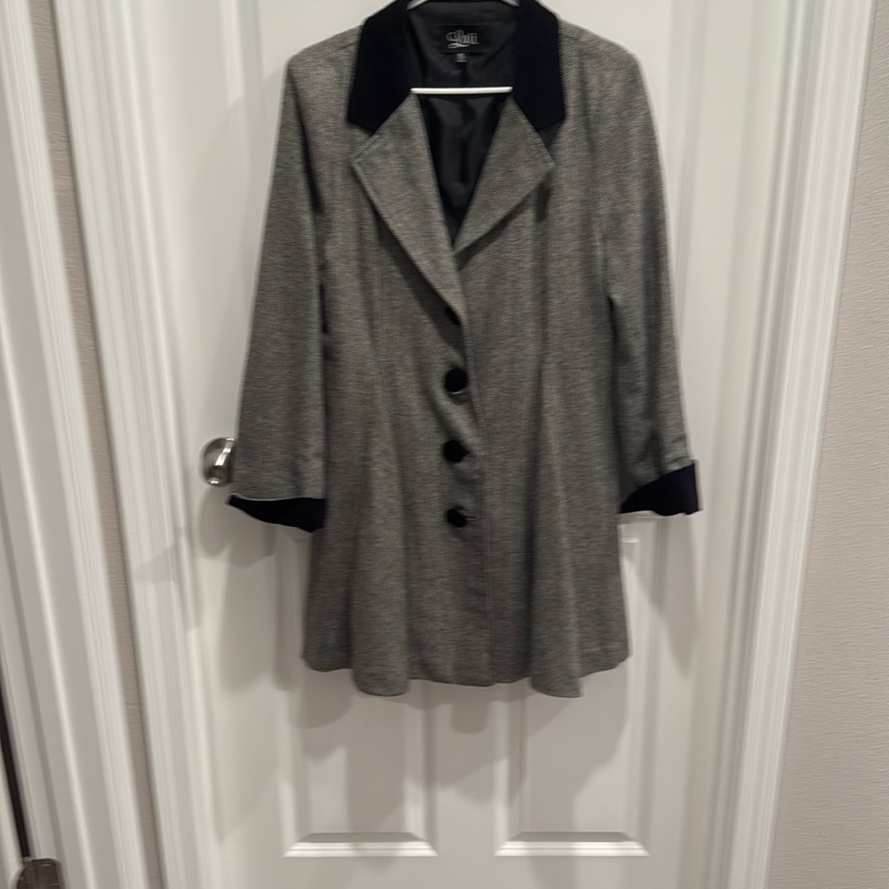 Beautiful coat with velvet collar and buttons.